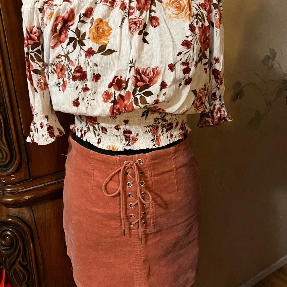 Cute skirt and top set! Skirt is size S and top is Jr’s L so fits like adult - Picture 2 of 4
